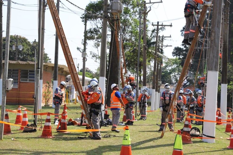 Novos eletricistas participam de treinamento em centro de treinamento na base de Guarapiranga, em São Paulo (SP) — Foto: Divulgação