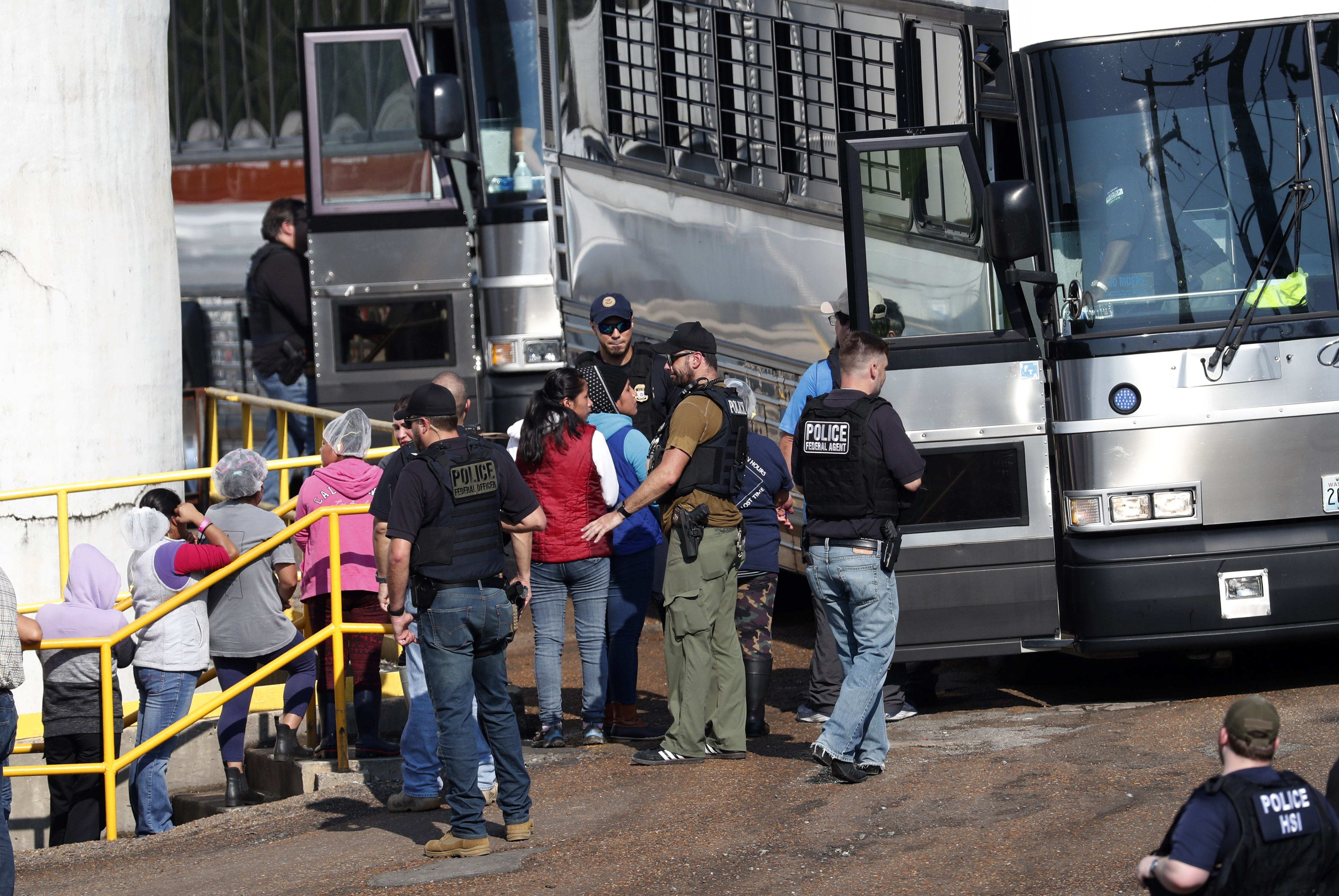 Metade dos americanos apoia deportação de imigrantes ilegais, diz pesquisa