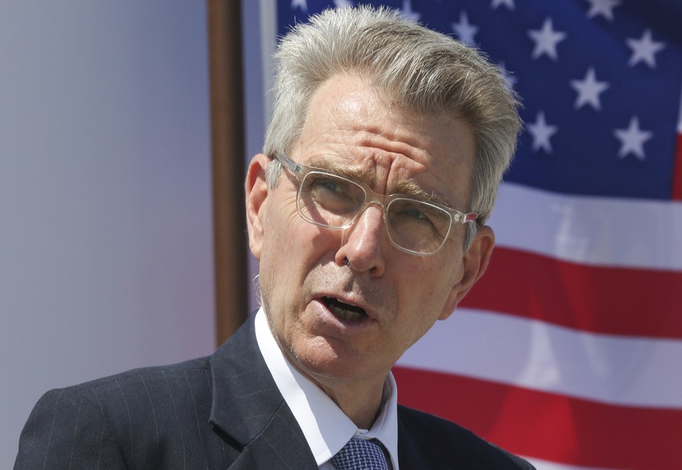 Pyatt, do governo dos EUA, veio ao país acelerar cooperação em insumos — Foto: Nicolas Economou/NurPhoto via AP