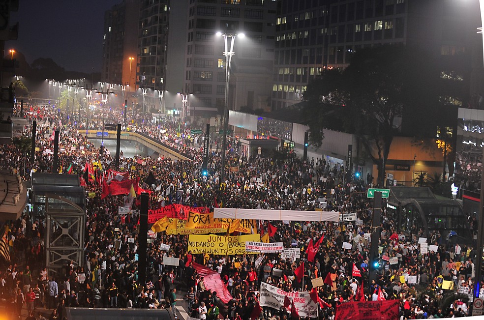 20 de junho de 2013: Mesmo com recuo do aumento, atos seguem e 1,2 milhão vão às ruas em São Paulo (foto) e em 12 capitais — Foto: Marcelo Camargo/Agência Brasil