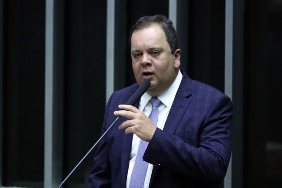 Deputado Elmar Nascimento (União Brasil-BA), relator do projeto de lei que fragiliza a nova Lei de Licitações — Foto: Bruno Spada/Câmara dos Deputados