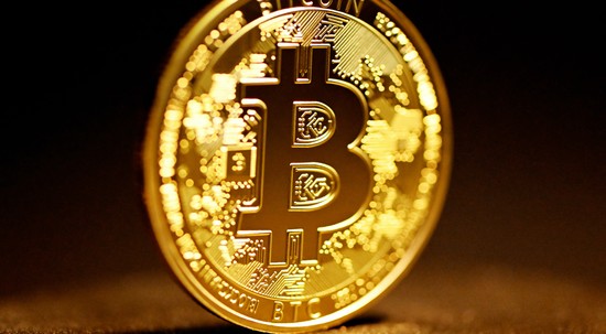 Bitcoin sobe 1,7% e volta a se aproximar da máxima do ano