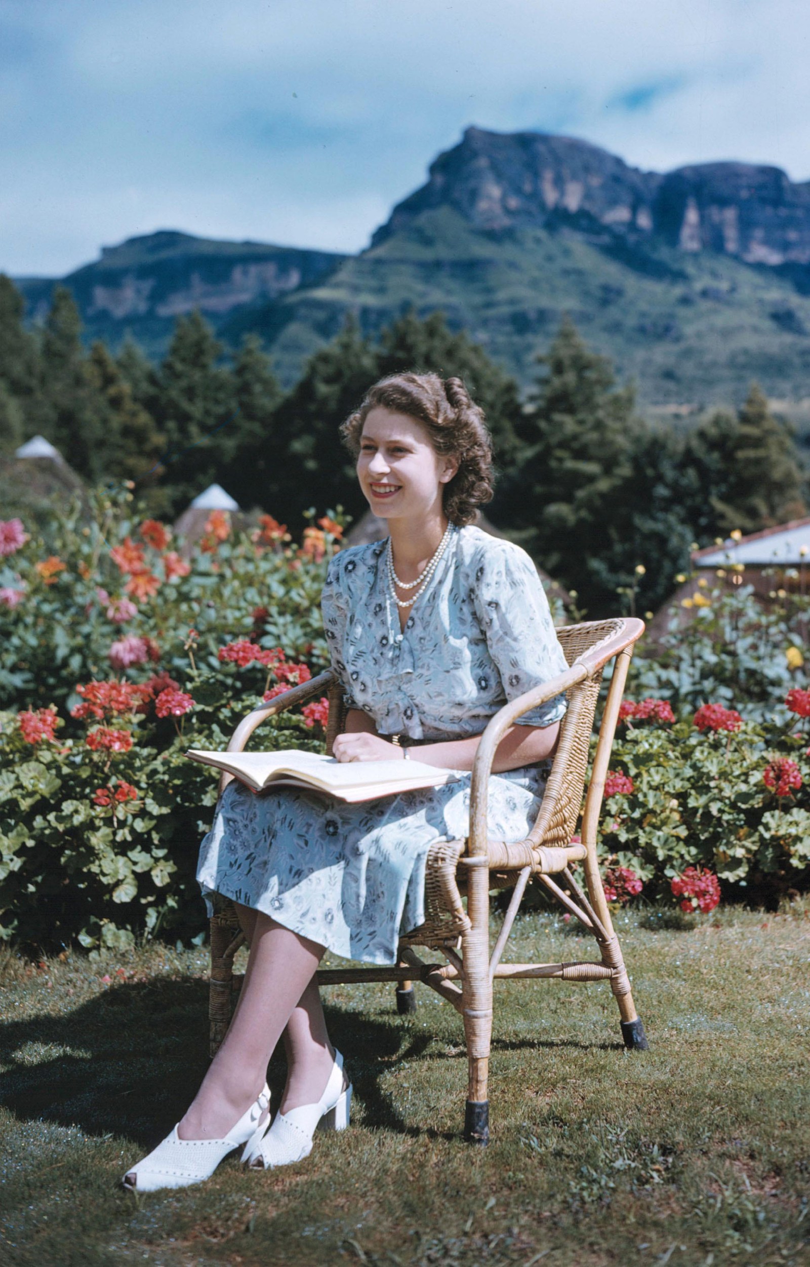Em 21 de abril de 1947, a princesa Elizabeth posa para uma foto em seu aniversário de 21 anos, sentada no Parque Nacional de Natal, África do Sul. — Foto: Eddie Worth/AP