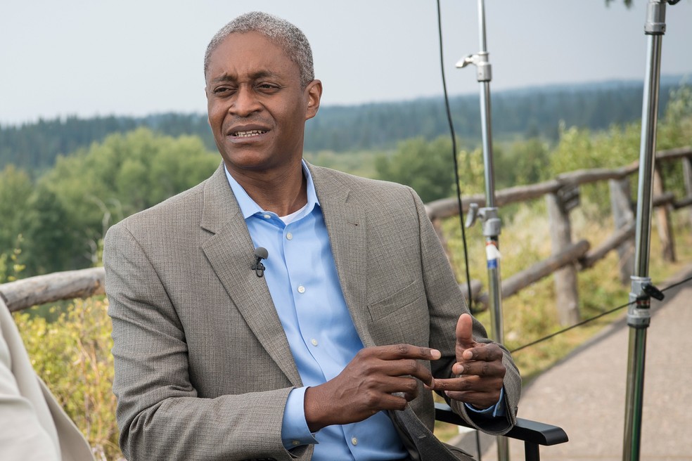 Raphael Bostic, presidente do Fed de Atlanta, fala durante uma entrevista — Foto: Bloomberg