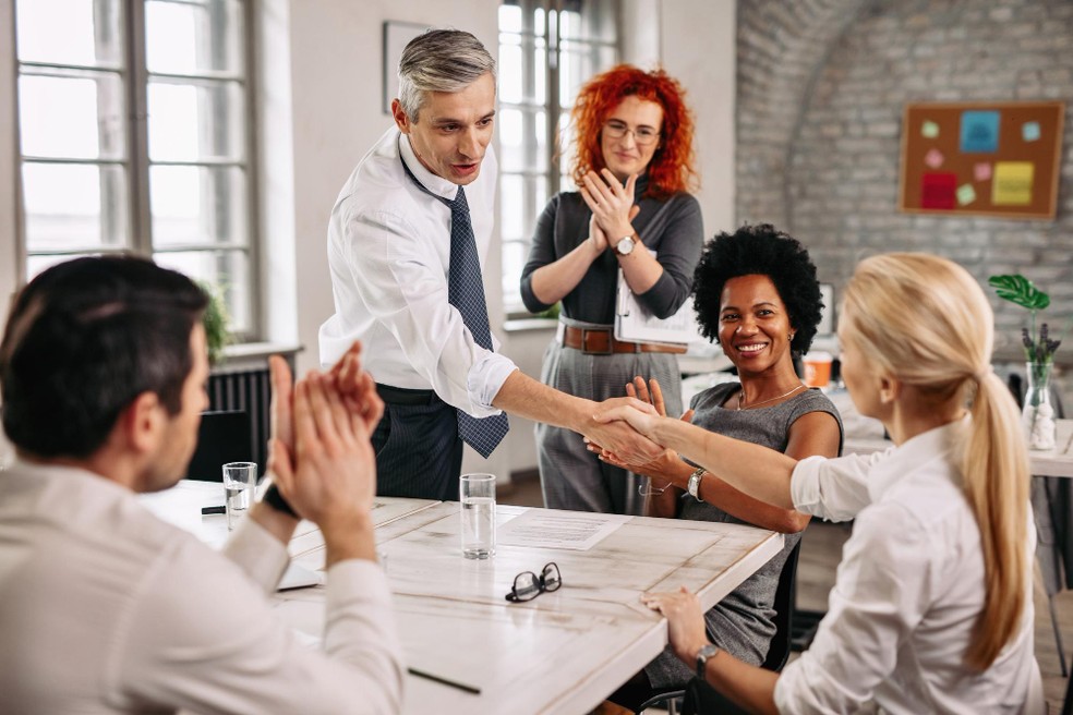 Muitos líderes, especialmente os mais novos, não percebem que suas atitudes fora do expediente estão gerando desconfortos ou impactos na confiança do time, escreve colunista — Foto: Freepik