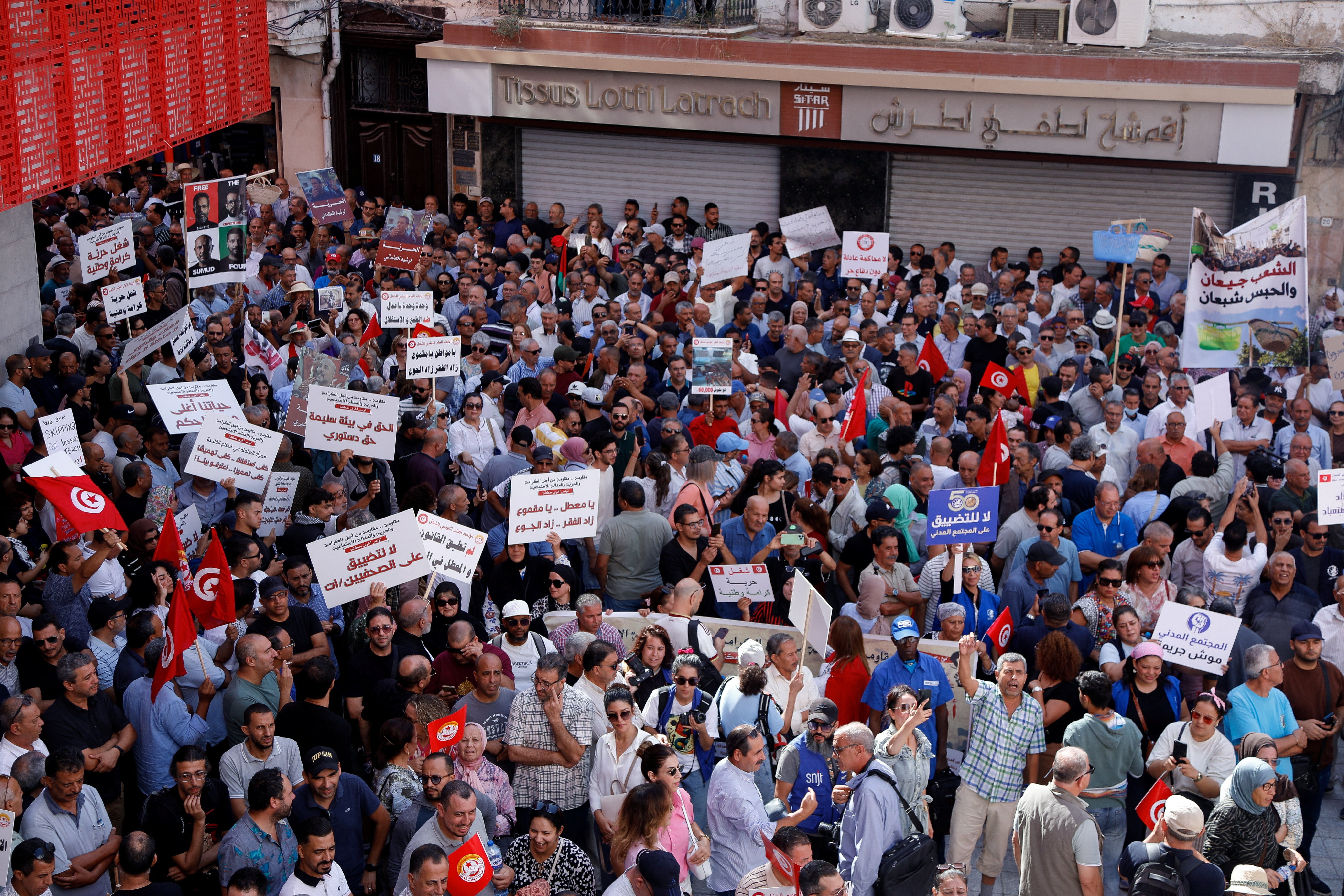Tunisianos realizam maior protesto em anos contra o presidente Kais Saied