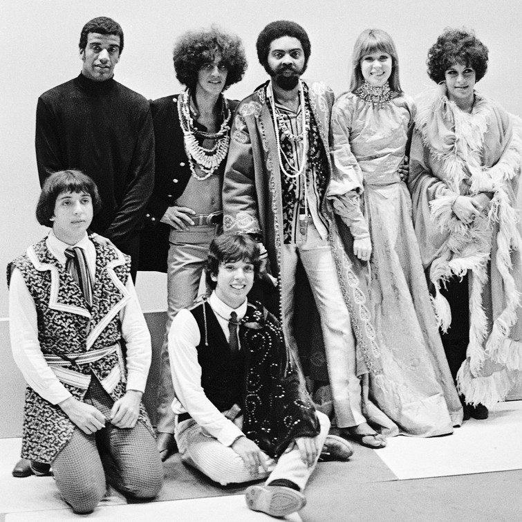 Rita Lee (a segunda da direita à esquerda) posa ao lado de Gal Costa, Gilberto Gil, Caetano Veloso, Jorge Ben, Sérgio Dias e Arnaldo Baptista (à frente), em 1968 — Foto: Divulgação