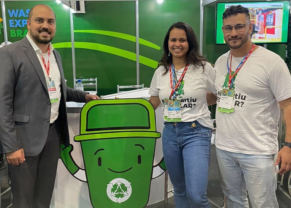 Giancarlo Fanucchi Montagnani, da Dow; Rhariane Ornelas e Marcos Nascimento, da Coopercaps, fornecedora de material plástico pós-consumo usado na produção do PCR da Dow — Foto: Divulgação