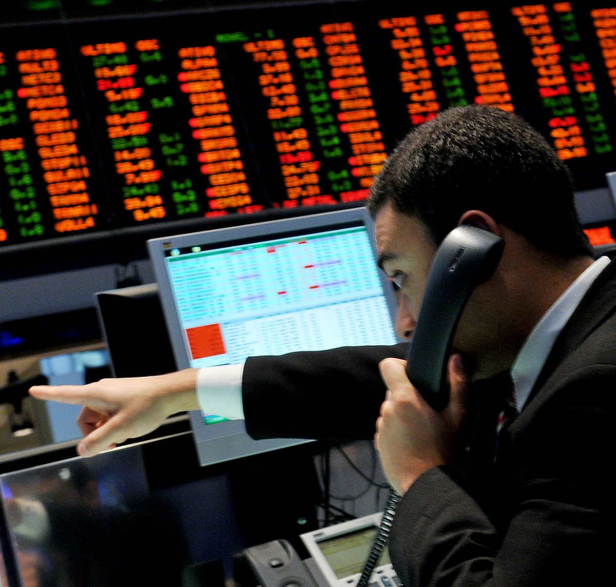 Ibovespa cae 0,33% por retroceso en Petrobras y petróleo