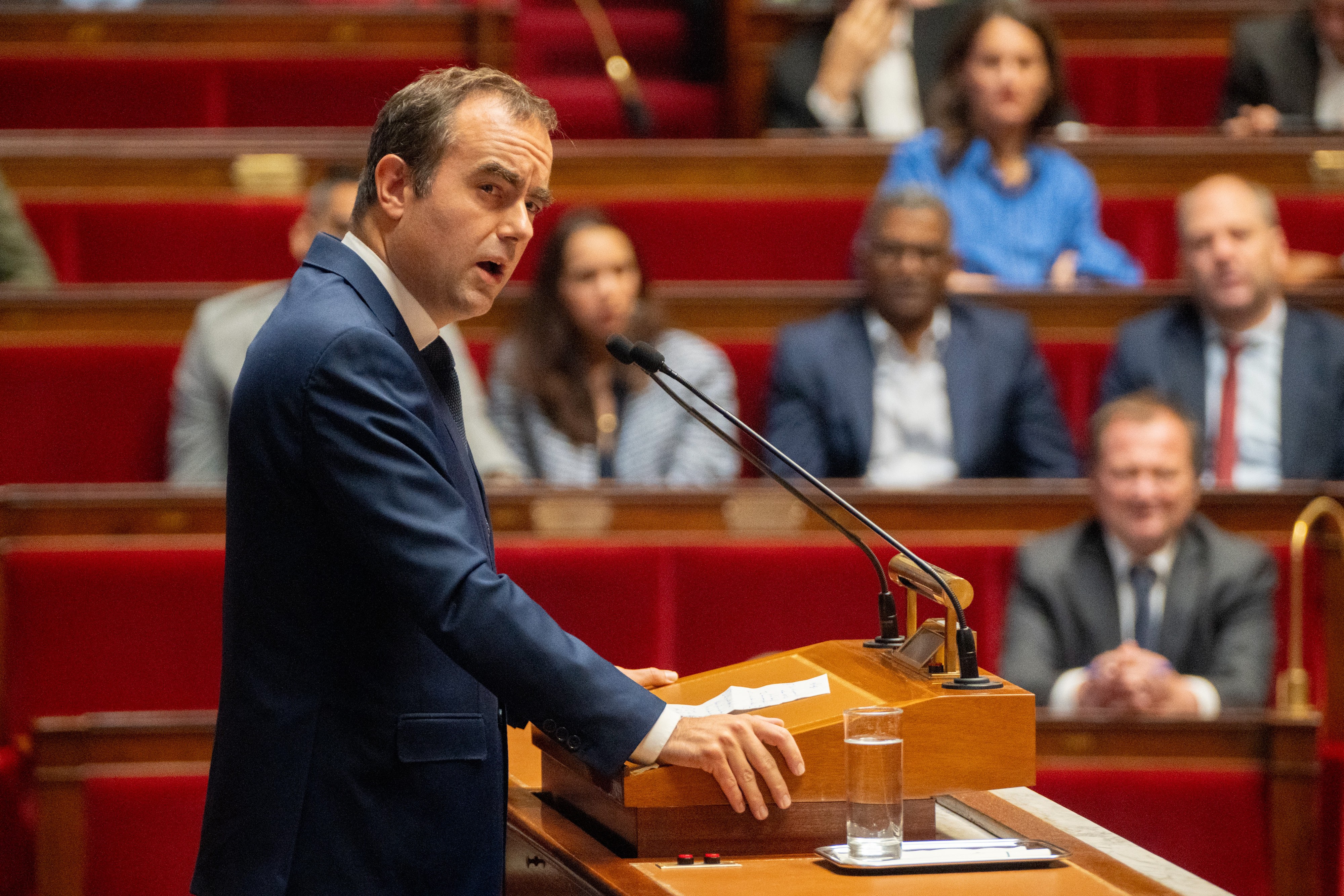 Em meio a restrições orçamentárias, França descarta corte amplo de impostos sobre combustíveis