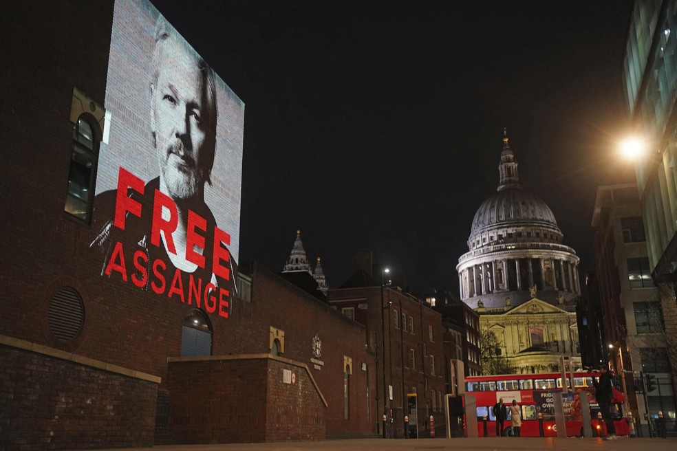 Cartaz em Londres pede a libertação de Julian Assange — Foto: Victoria Jones/AP