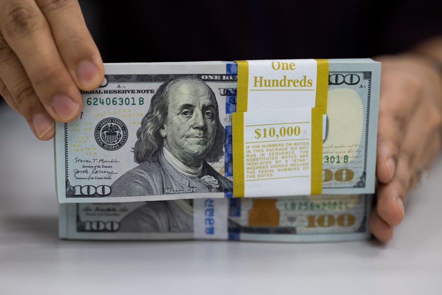 Casas de câmbio já vendem dólar a R$ 4,50 após forte alta - Diário