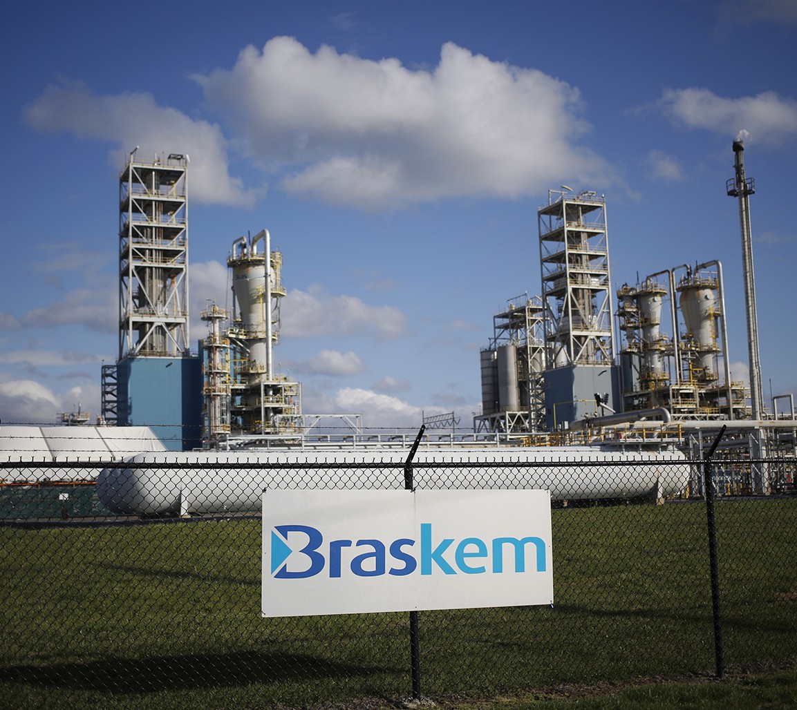 Ações da Braskem cedem 3% após companhia confirmar que pretende entrar com pedido de recuperação extrajudicial - QTU Questões do Universo