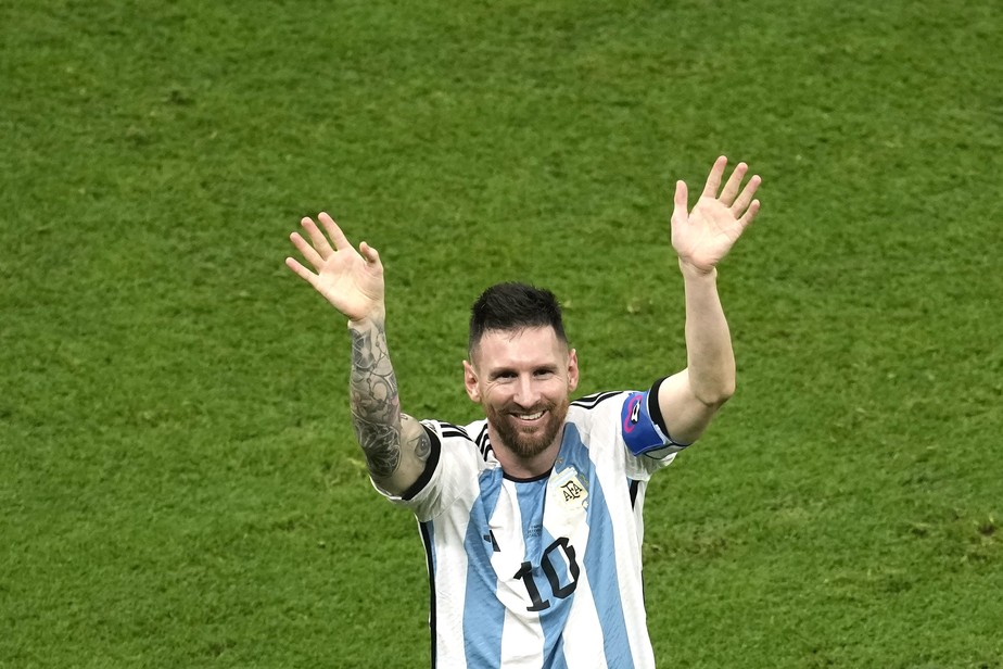 Campeão e melhor jogador, Messi encerra história pessoal nas Copas do Mundo