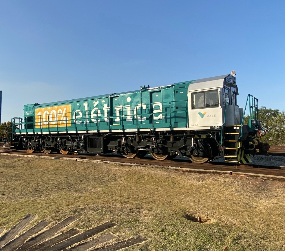 Primeira locomotiva 100% elétrica será utilizada como potência extra nos trens de minério da Vale na Estrada de Ferro Vitória a Minas — Foto: Divulgação/Vale
