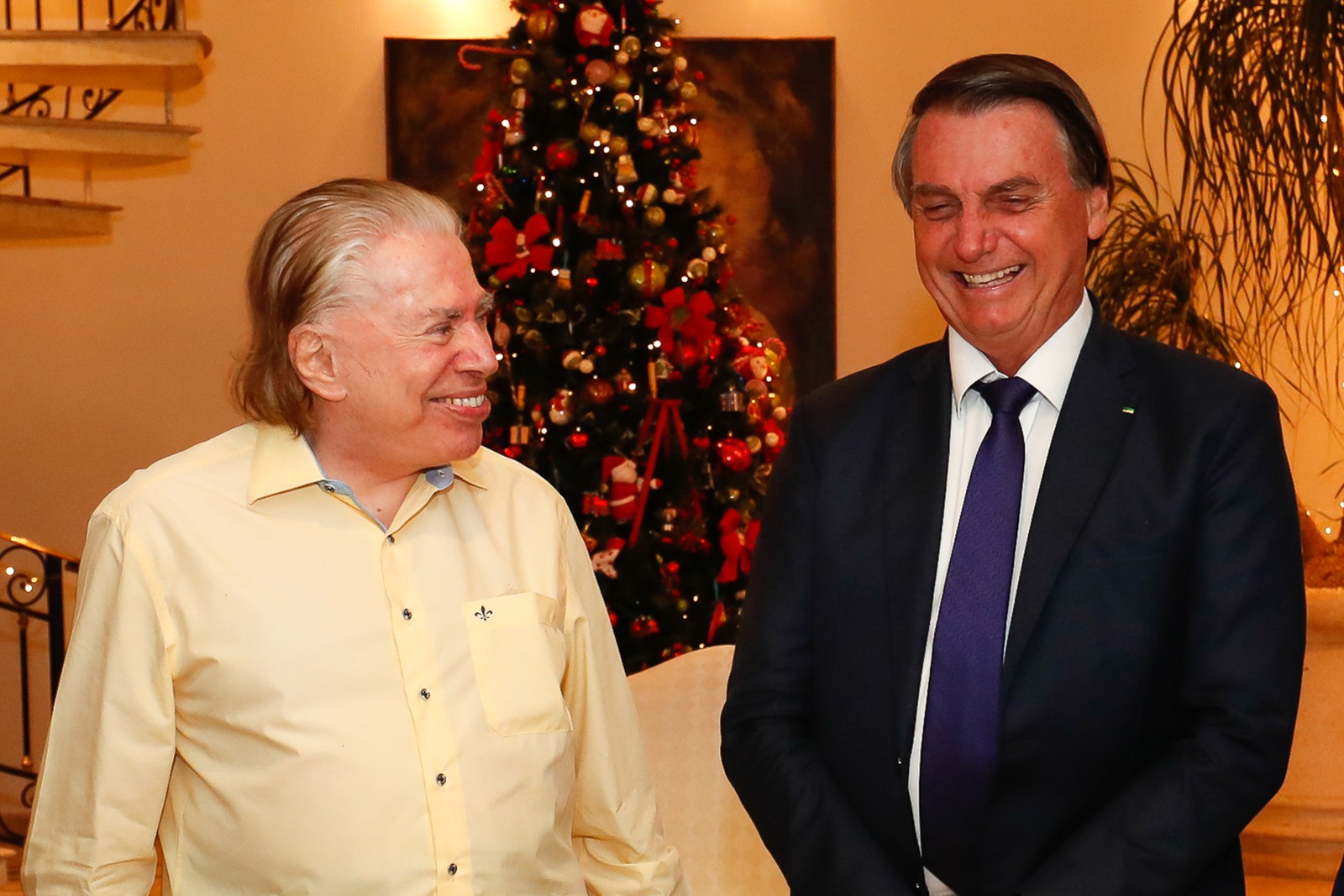 Silvio Santos recebe o então presidente da República, Jair Bolsonaro, em sua casa em São Paulo, por ocasião do lançamento de selo alusivo ao aniversário de 90 anos do comunicador, em dezembro de 2020 — Foto: Foto: Alan Santos/PR