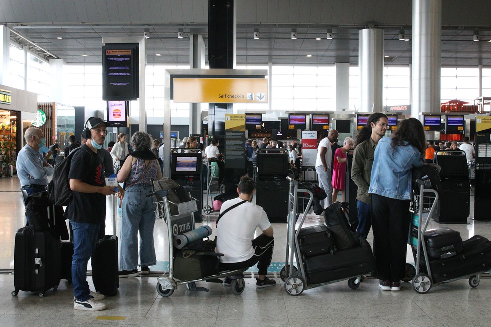 Fila de passageiros para fazer check in no terminal 3 do Aeroporto Internacional de Guarulhos (SP) — Foto: Rovena Rosa/Agência Brasil