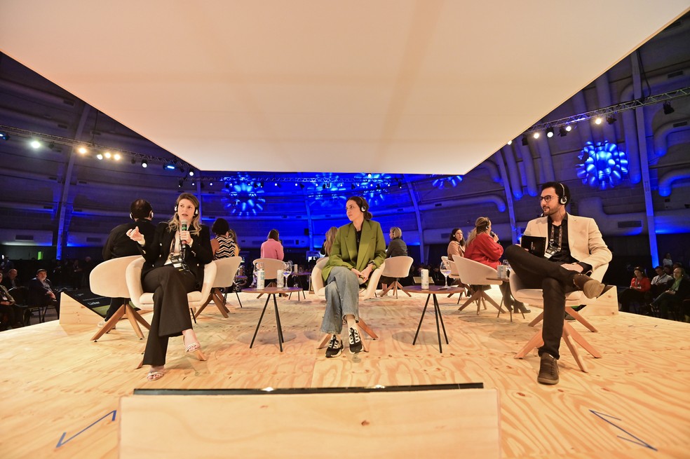 Painel com Lívia Brando, sócia-diretora de Venture Capital da Vox Capital, e Giovanna Meneghel, CEO e co-fundadora da Nude — Foto: Leandro Martins e Alê Carvalho/Divulgação IBGC