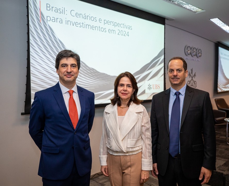 Da esquerda para a direita: Luciano Telo, CIO para o Brasil no UBS GWM; Solange Srour, diretora de macroeconomia para o Brasil no UBS GWM; e Ronaldo Patah, estrategista de investimentos para o Brasil no UBS GWM.