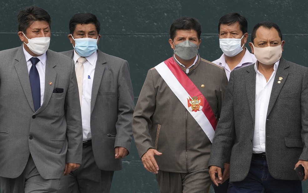 Castillo (no centro, com a faixa presidencial), antes de apresentar defesa em nova votação de destituição no Congresso por ‘incapacidade moral’ — Foto: Martin Mejia/AP