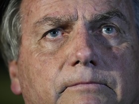 Internado em SP, Bolsonaro diz que está 'bem' e que 'voltará brevemente' às atividades