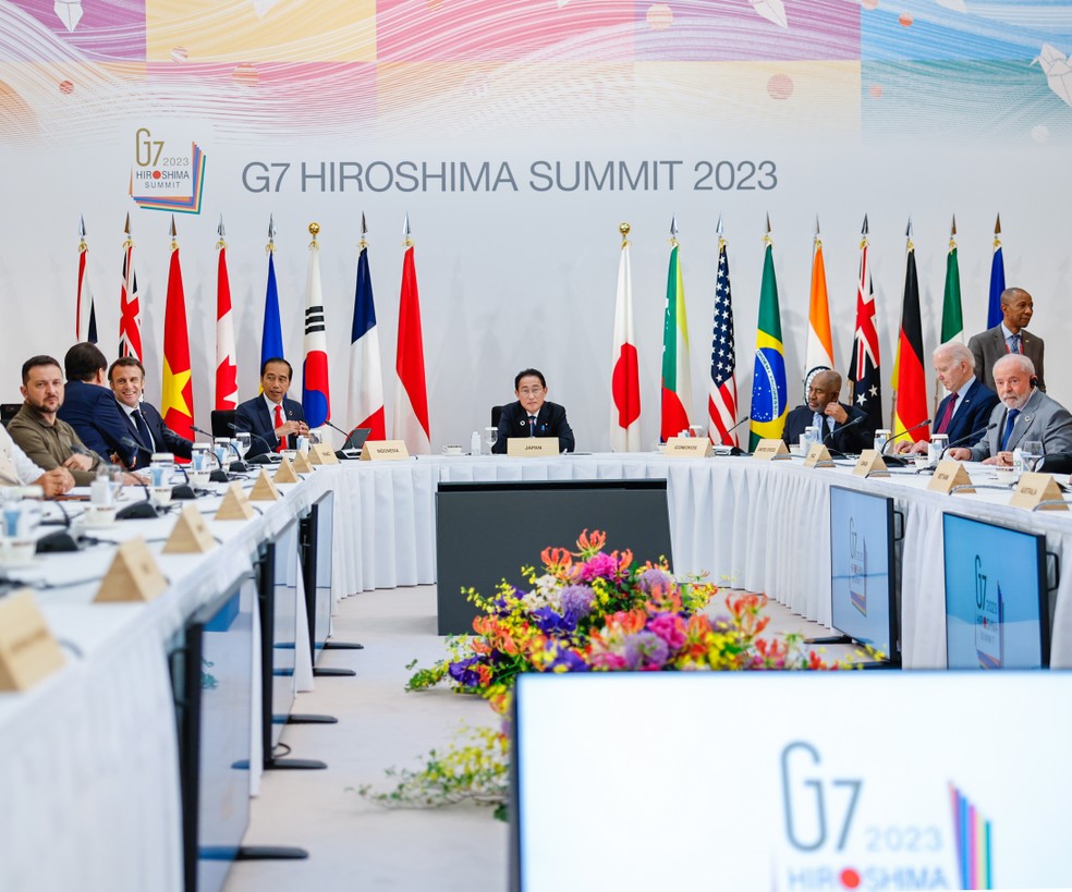 Lula e Zelensky (à esq. de barba) de lados opostos em sessão do G7 no Japão — Foto: Ricardo Stuckert/PR