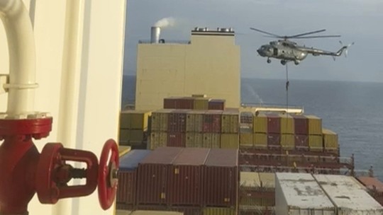 Irã diz que vai libertar toda tripulação de navio de bandeira portuguesa