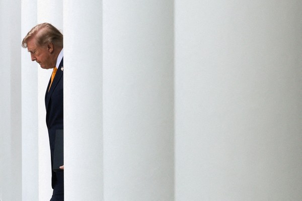 O presidente dos Estados Unidos, Donald Trump, caminha durante um evento de volta �s aulas realizado para destacar as pol�ticas educacionais de seu governo, no Roseiral da Casa Branca, em Washington, em 24 de agosto de 2026 - Foto: REUTERS/Jonathan Ernst