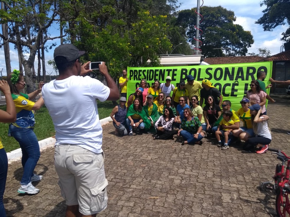 Apoiadores se concentram em frente à residência oficial da Presidência da República da Granja do Torto — Foto: Valor