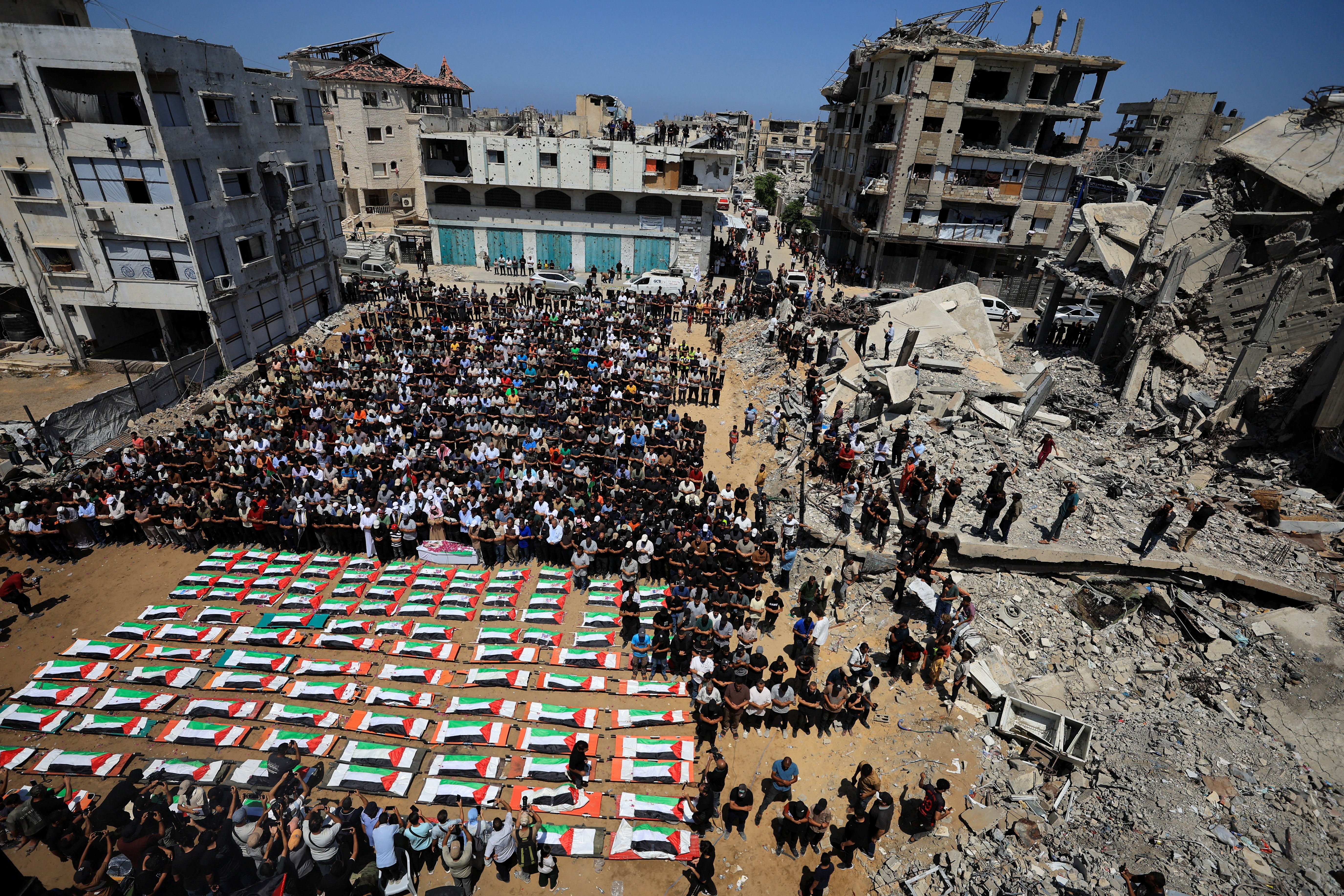 Moradores de Gaza enterram quase clã inteiro em funeral coletivo para 112 pessoas - QTU Questões do Universo