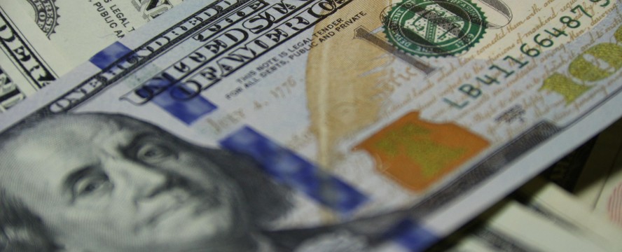 Dólar opera em alta, com cenário no mercado exterior
