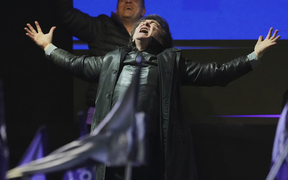 Javier Milei durante comício antes das eleições provinciais de Buenos Aires, que impuseram derrota a seu partido — Foto: Natacha Pisarenko/AP