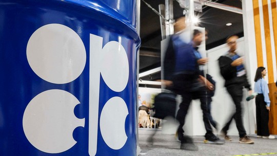 Opep+ deve manter política de produção de petróleo inalterada neste domingo, dizem fontes