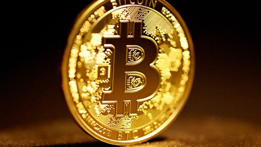 Bitcoin sobe e se mantém acima dos US$ 27 mil após começo de semana volátil