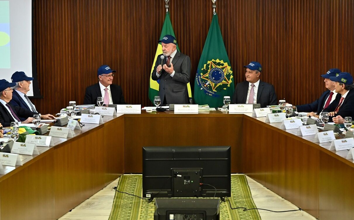 Lula critica presidente dos EUA e família Bolsonaro; slogan muda
