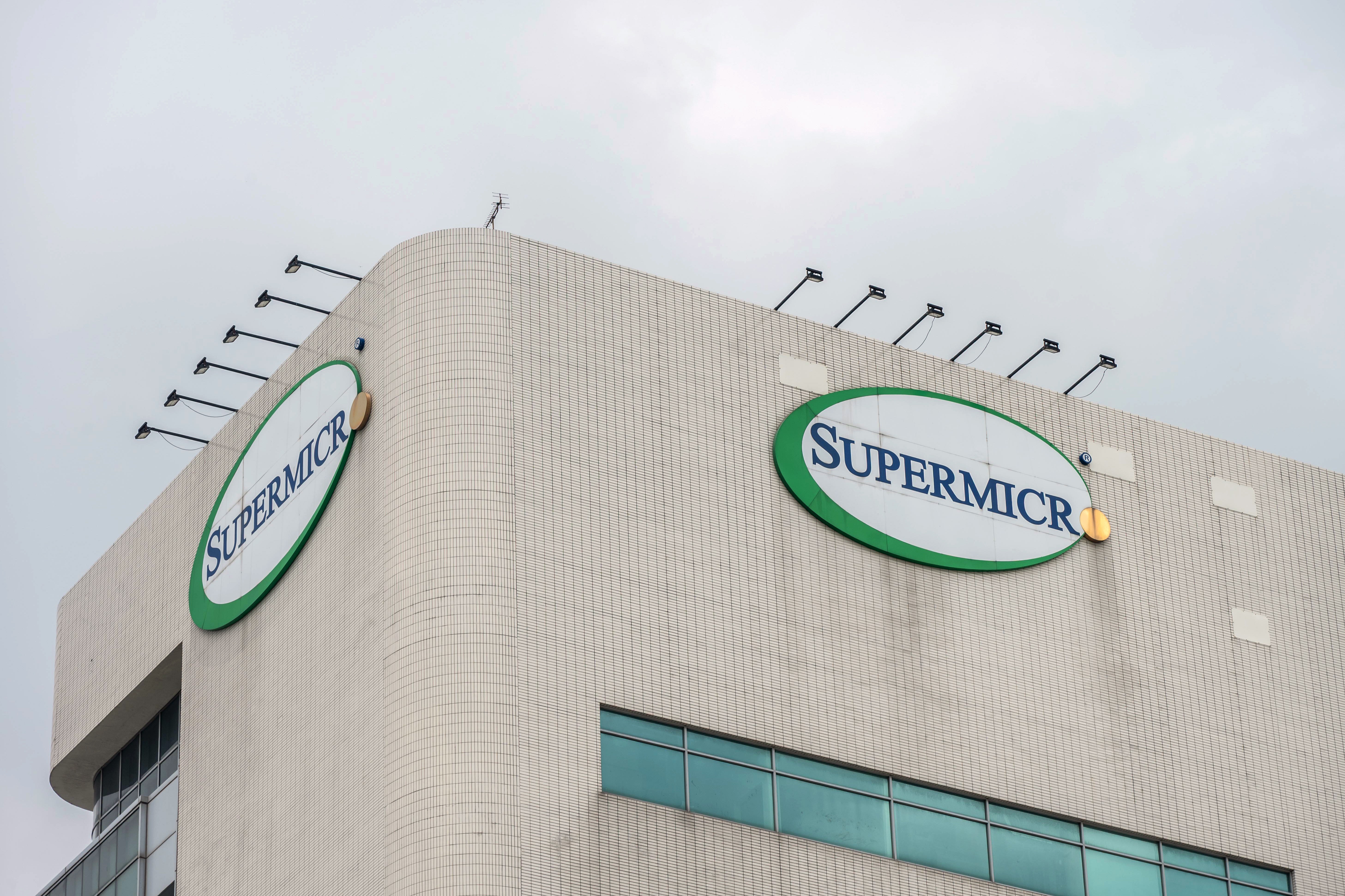 Super Micro conclui investigação e isenta alta administração por suposto contrabando de chips para China - QTU Questões do Universo
