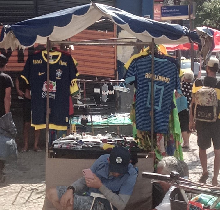 Nas ruas, produto pirata faz parte do cenário - Foto