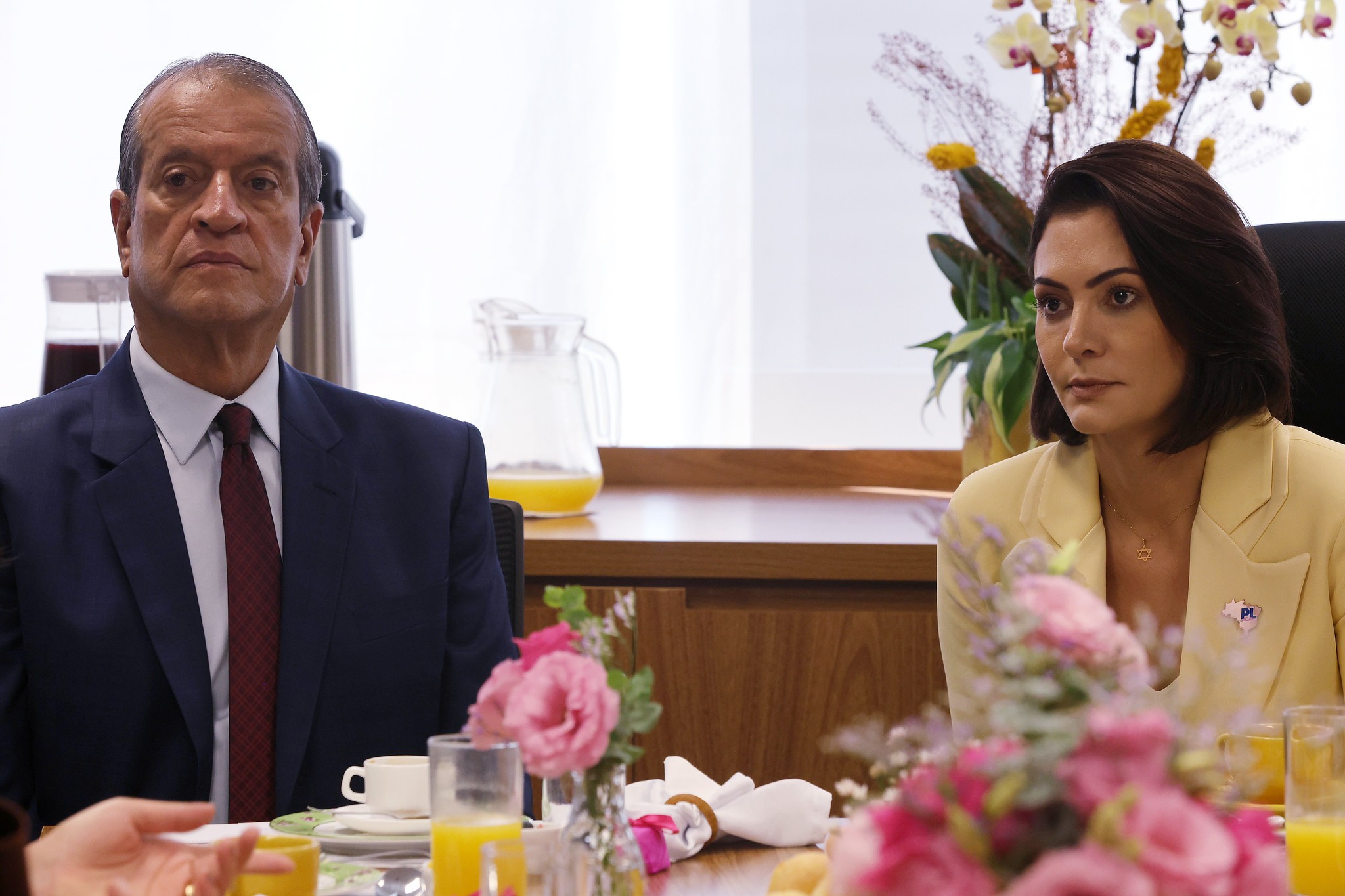 Valdemar Costa Neto busca unir Flávio e Michelle Bolsonaro em 20 dias