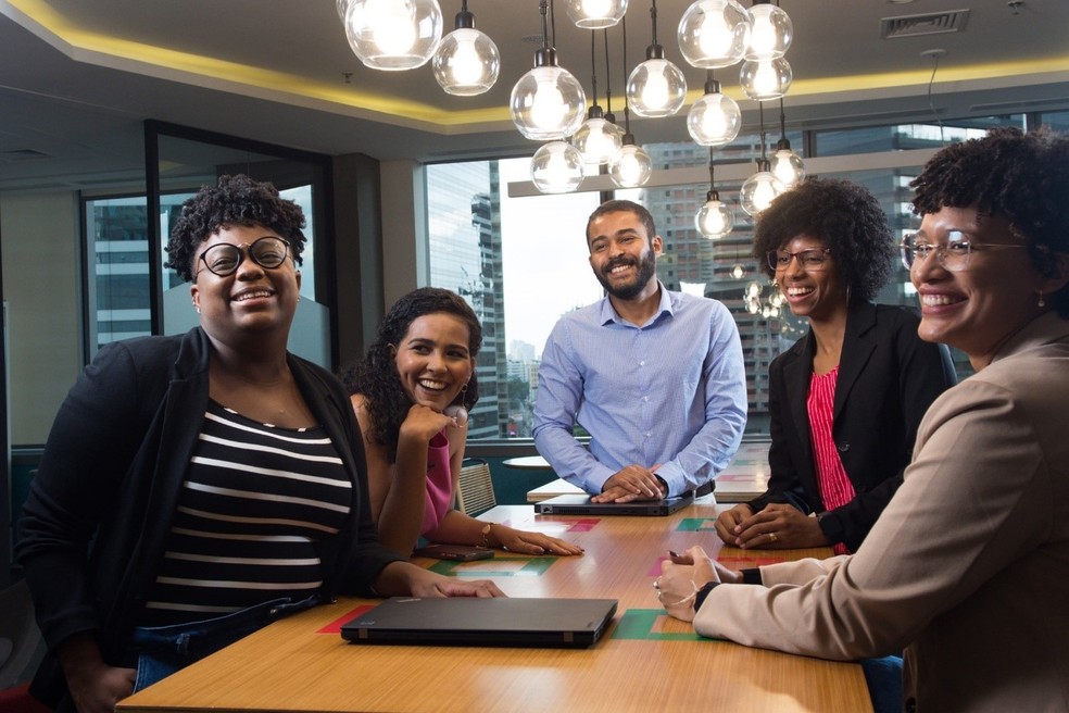Potências Negras: time Dow de Trainees admitidos em 2021: Camila Martins, Bárbara Fabiano, Felipe Barbosa, Neuza Batista e Bárbara Oliveira (esq. à dir.) — Foto: Divulgação