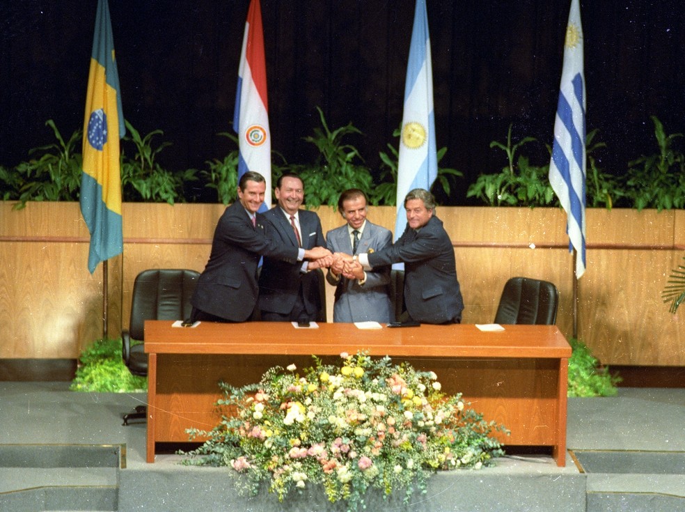 Presidentes Collor, Rodrigues (Paraguai), Menem (Argentina) e Lacalle (Uruguai) assinam Tratado de Assunção em 26 de março de 1991 — Foto: Mino Pedrosa/Agência O Globo
