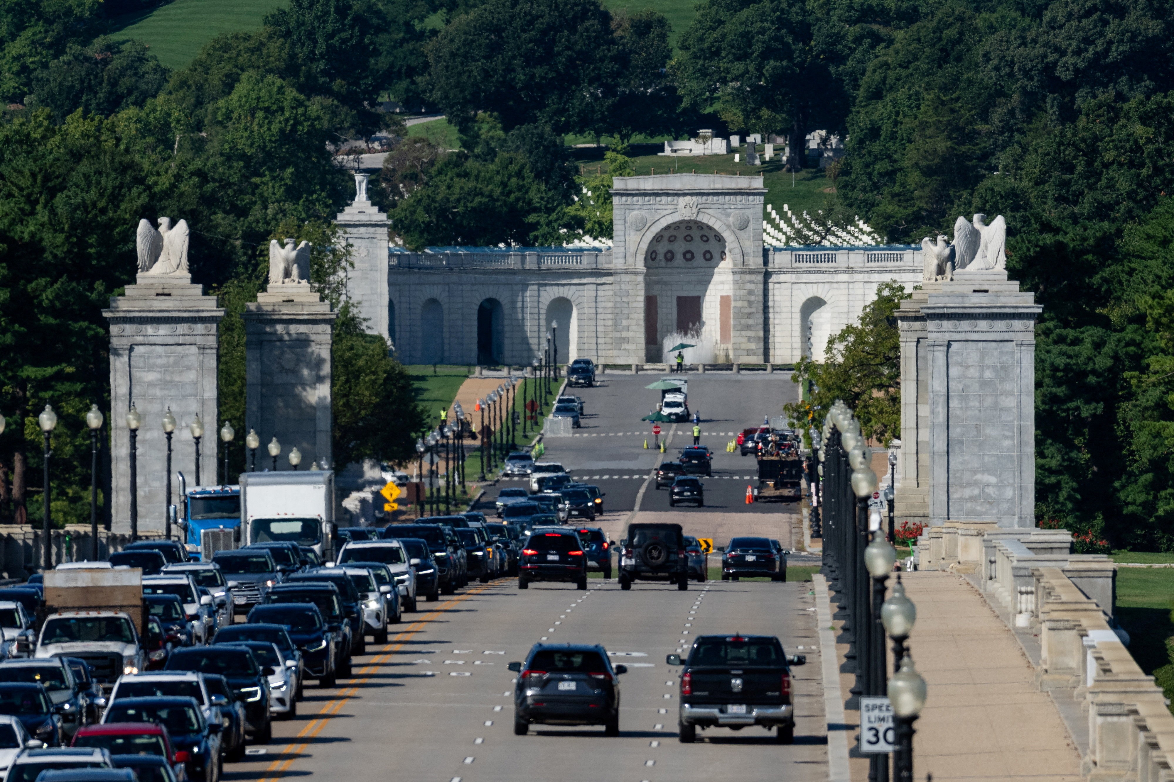 Trump quer usar arco em Washington como complexo militar para drones e atiradores de elite