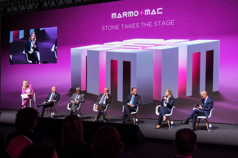 Especialistas discutem os rumos do mercado global de pedras naturais na feira em Verona: em 2023, setor movimentou US$ 17,4 bilhões — Foto: ENNEVIFOTO/DIVULGAÇÃO