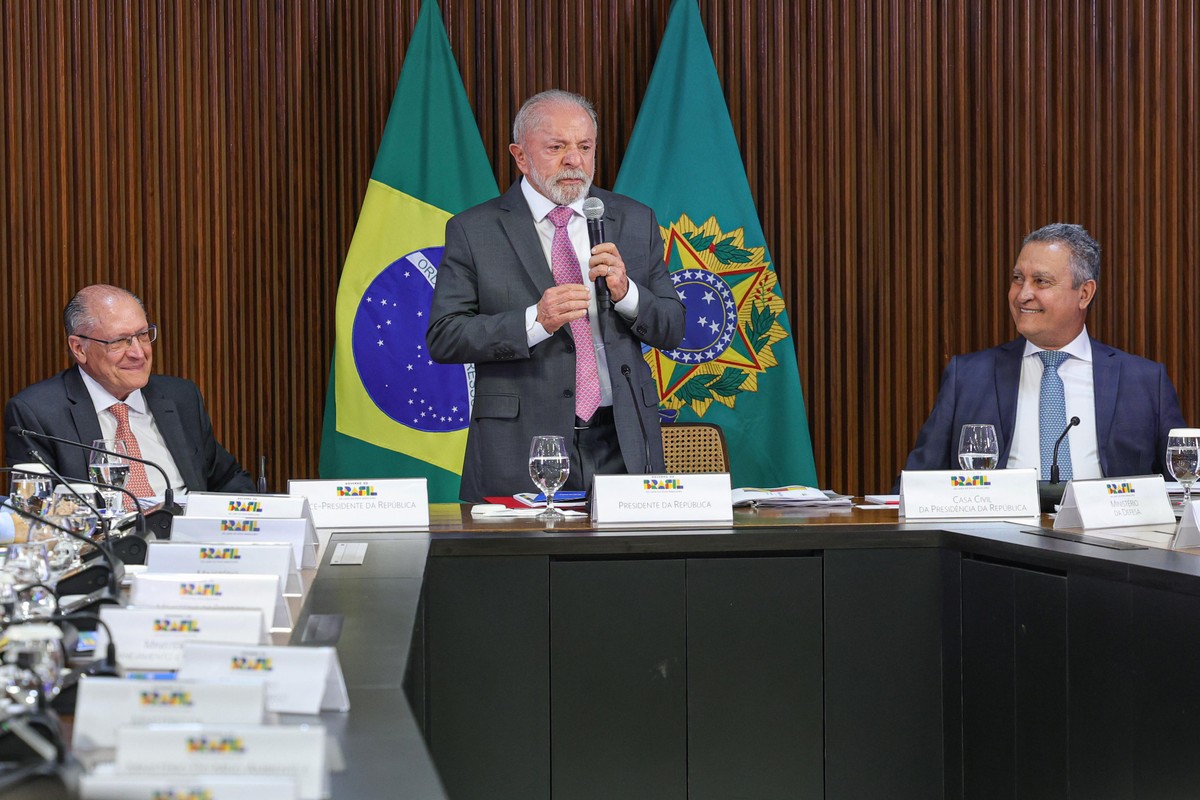 Lula pede para ministros irem para disputa política e cita preocupação com preço dos alimentos