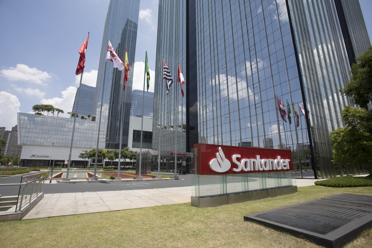 Santander lucra R$ 3,854 bilhões no 4º trimestre, acima das projeções