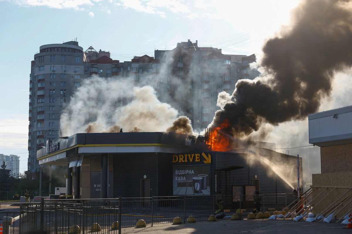 Moscow Oil Refinery Damaged and Two Dead in Drone Attack During Election