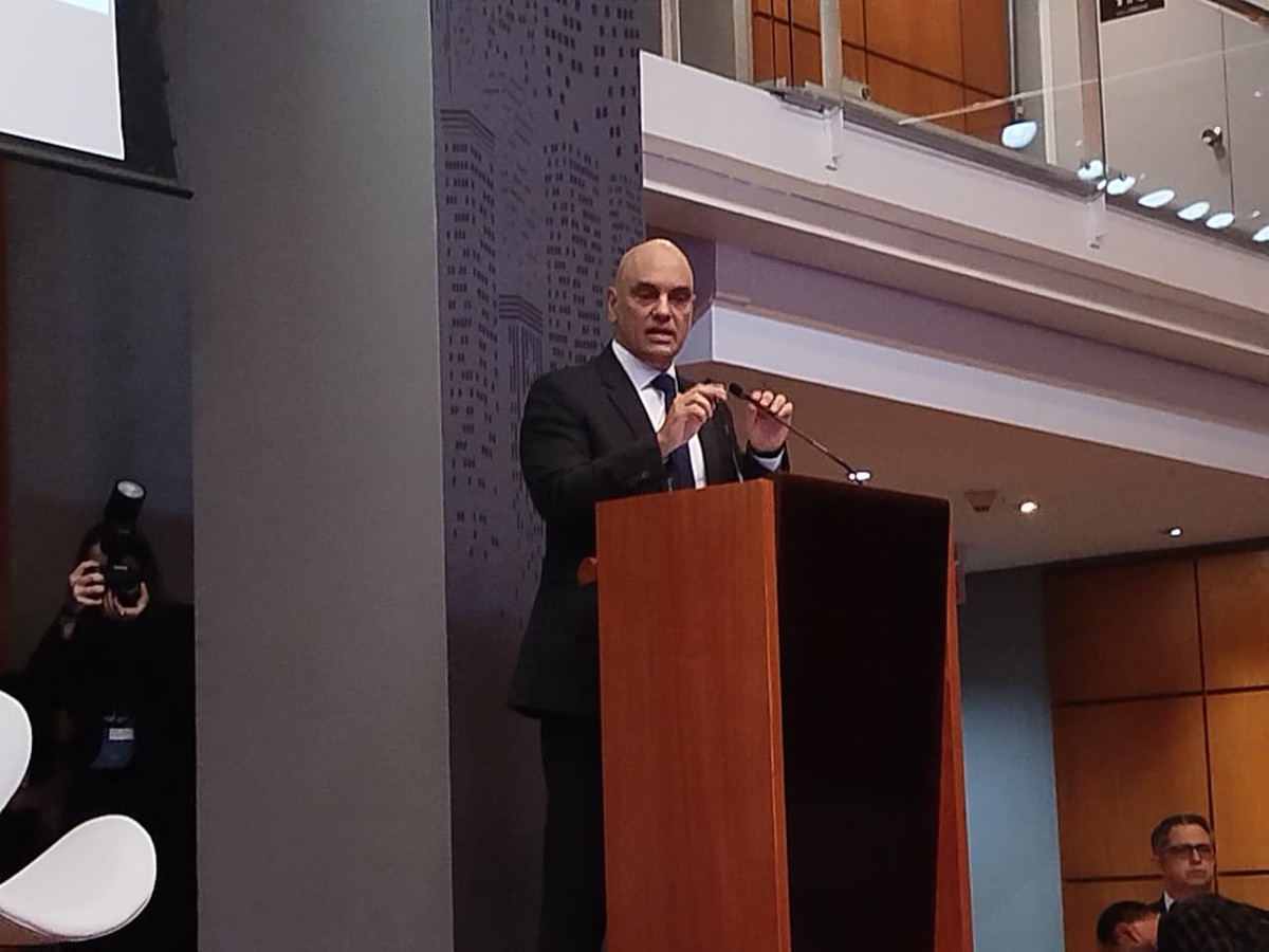 Alexandre de Moraes evita falar sobre indiciamento de Bolsonaro e dá