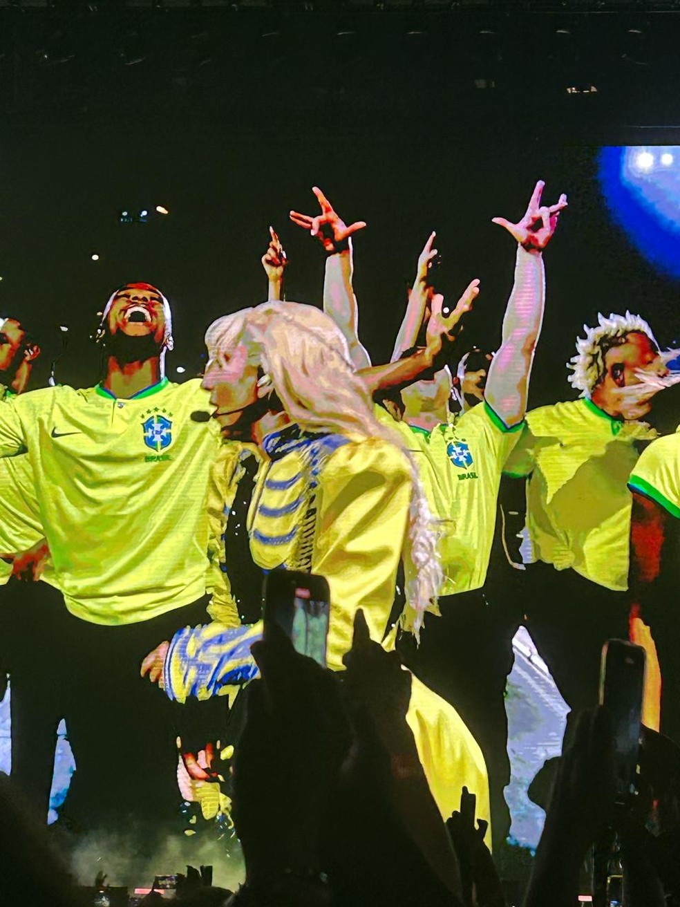Lady Gaga e bailarinos também a famosa camisa amarela e verde do Brasil — Foto: Alessandra Saraiva/Valor