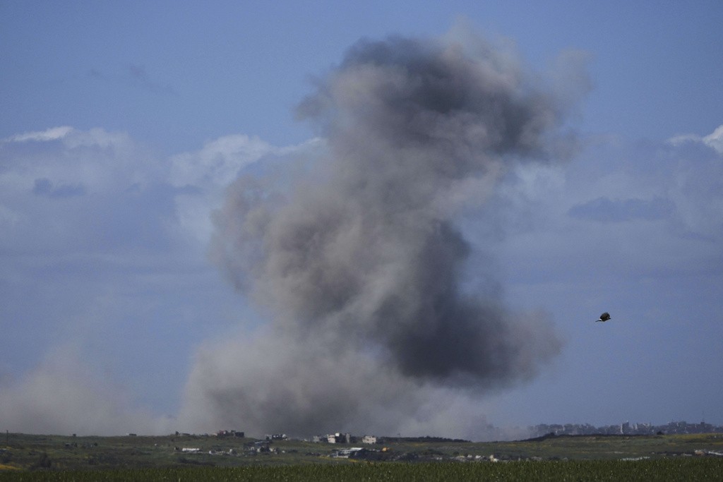 Israel lança ataques aéreos na Faixa de Gaza no segundo dia de retomada da ofensiva