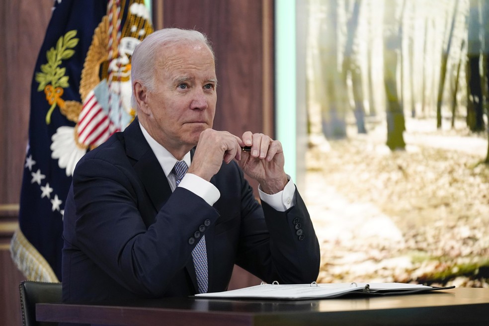Agentes aguardam detalhes do acordo entre o presidente dos Estados Unidos, Joe Biden, e o presidente da Câmara dos Representantes do país, Kevin McCarthy, para elevar o teto da dívida pública — Foto: Patrick Semansky/AP
