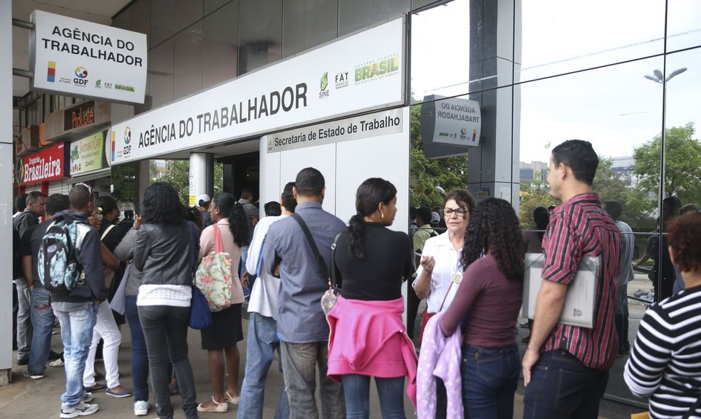 Brasileiros na fila em busca de emprego — Foto: José Cruz/Agência Brasil